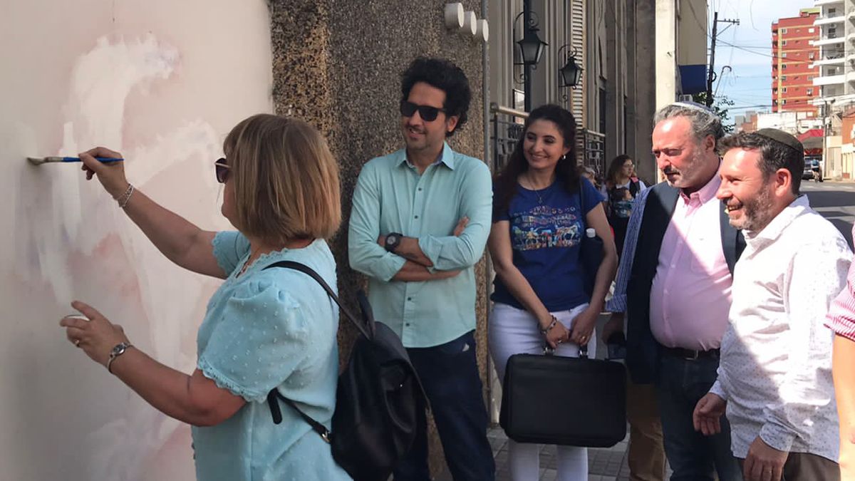 Como símbolo contra la discriminación, funcionarios e integrantes de la comunidad judía cubrieron la esvástica pintada en el frente de la sinagoga.