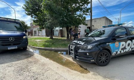 La vivienda blanco del robo se ubica en la esquina de Santiago de Chile y Roberto Arlt, en el corazón de barrio Chalet. La vivienda blanco del robo se ubica en la esquina de Santiago de Chile y Roberto Arlt, en el corazón de barrio Chalet.