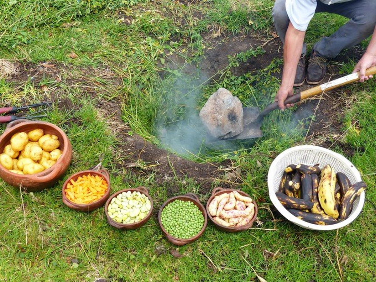 La parte más importante de la celebración es la Corpachada, que es básicamente darle de comer a la tierra.