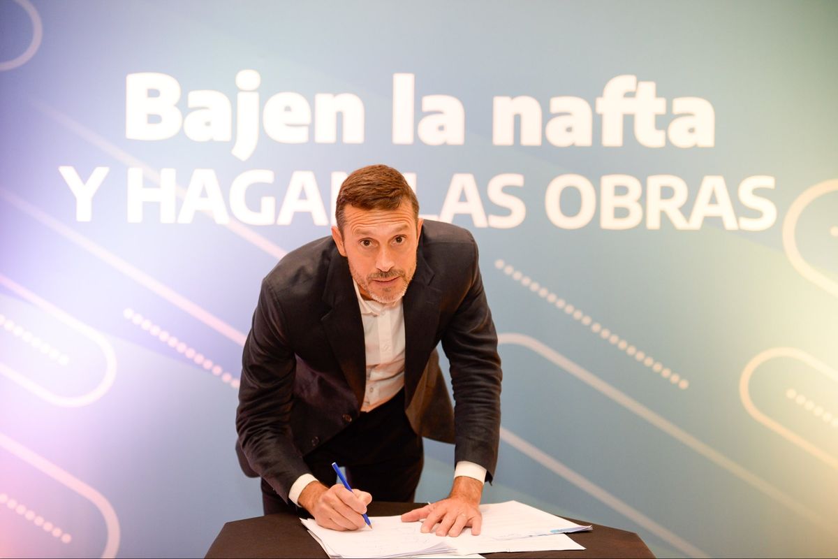 Uno de los asistentes fue el intendente de la localidad santafesina de Pérez, Pablo Corsalini, quien en sus redes sociales expresó: “Intendentes de todo el país nos encontramos unidos por un mismo reclamo: retrotraer el precio de los combustibles al 1° de marzo, las obras paralizadas y el recorte de fondos nacionales”. Uno de los asistentes fue el intendente de la localidad santafesina de Pérez, Pablo Corsalini, quien en sus redes sociales expresó: “Intendentes de todo el país nos encontramos unidos por un mismo reclamo: retrotraer el precio de los combustibles al 1° de marzo, las obras paralizadas y el recorte de fondos nacionales”.