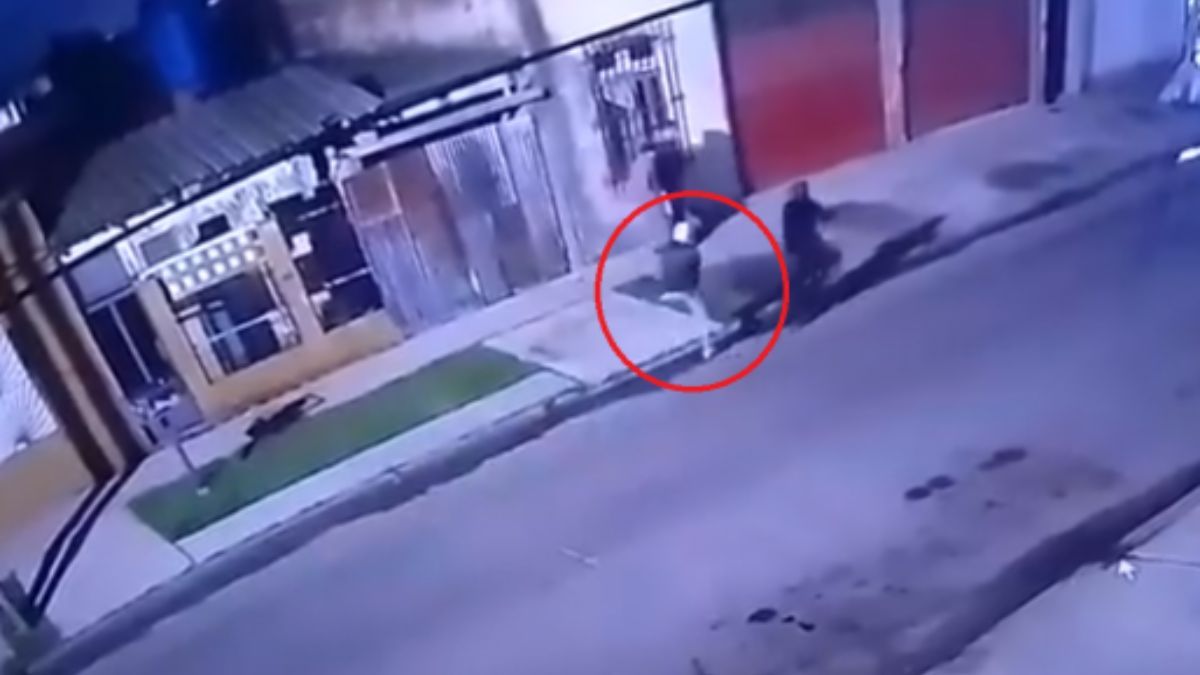 Captura del video en que se los ve cometer el asalto