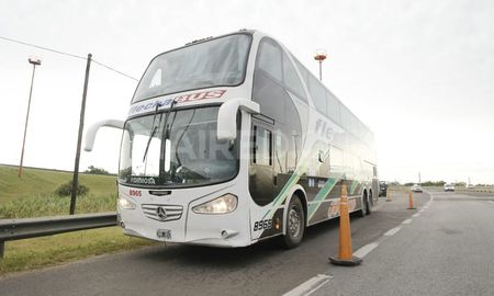 Un colectivo de Flecha Bus que viajaba desde Mendoza hacia Formosa fue atacado a balazos este lunes en el ingreso a Santa Fe. Un colectivo de Flecha Bus que viajaba desde Mendoza hacia Formosa fue atacado a balazos este lunes en el ingreso a Santa Fe.