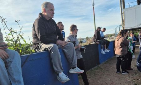 Fotos virales del insólito lugar que eligió Marcelo Bielsa para ver un partido del futbol uruguayo Fotos virales del insólito lugar que eligió Marcelo Bielsa para ver un partido del futbol uruguayo
