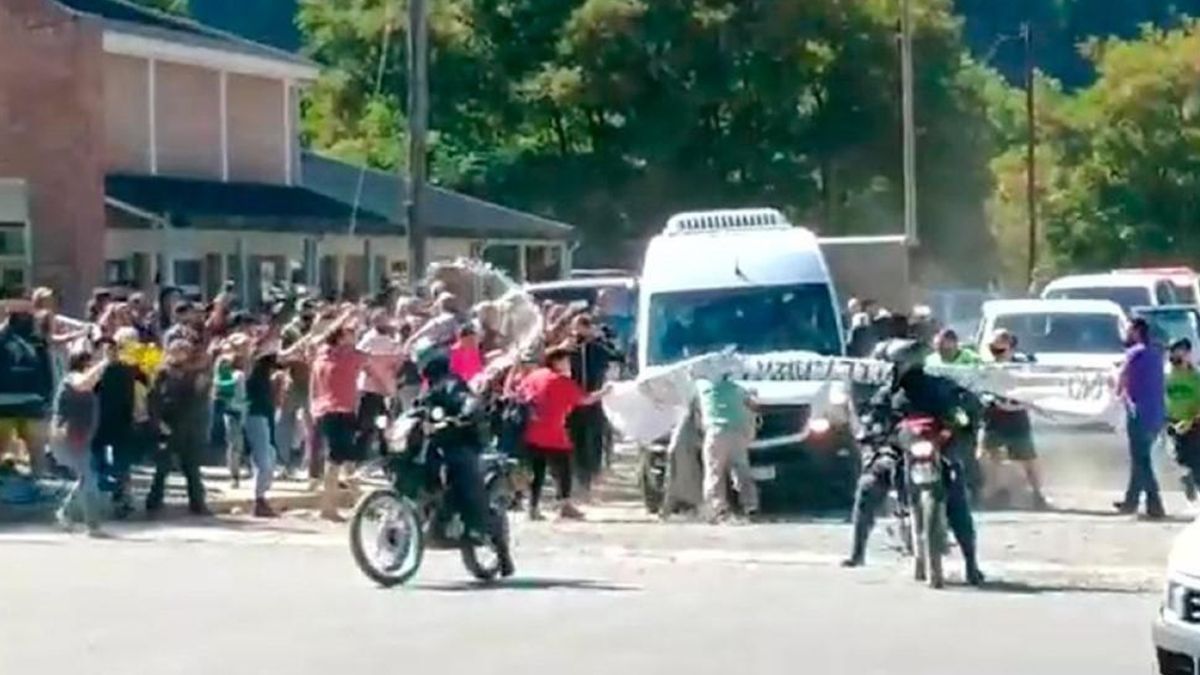 El juez federal de Esquel, Guido Otranto, citó a indagatoria a 13 personas por la agresión al presidente Alberto Fernández cuando visitó Chubut para hacer un relevamiento de las consecuencias de los incendios forestales en la zona de la Comarca Andina.