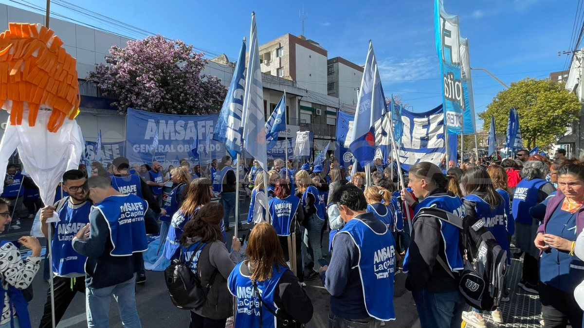 Los docentes se manifestaron frente a la sede del Ministerio de Trabajo en Rivadavia al 3049.