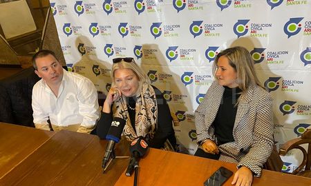 Elisa Lilita Carrió estuvo en la ciudad de Santa Fe y brindó una conferencia de prensa acompañada por los diputados provinciales Lucila Lehmann y Sebastián Julierac Pinasco. Elisa Lilita Carrió estuvo en la ciudad de Santa Fe y brindó una conferencia de prensa acompañada por los diputados provinciales Lucila Lehmann y Sebastián Julierac Pinasco.