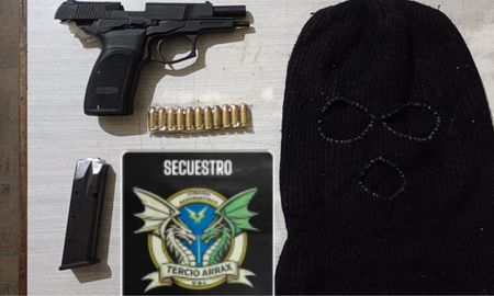 Dos detenidos por resistir a la autoridad y llevar consigo un arma de fuego por las calles de Santa Fe. Dos detenidos por resistir a la autoridad y llevar consigo un arma de fuego por las calles de Santa Fe.