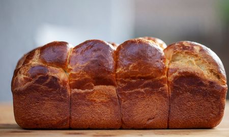 Brioche casero, suave y esponjoso, con aroma a manteca recién horneado. Brioche casero, suave y esponjoso, con aroma a manteca recién horneado.