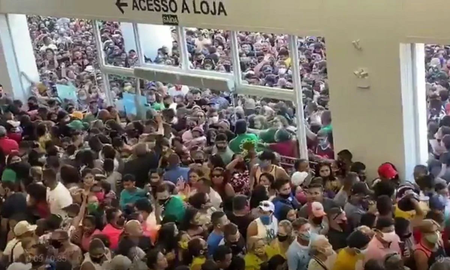 Descontrol y avalancha de gente en la apertura de un shopping en Brasil Descontrol y avalancha de gente en la apertura de un shopping en Brasil