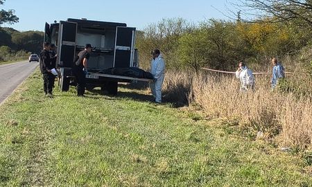 El momento en que peritos de la Policía de Investigaciones subían el cuerpo del fallecido para trasladarlo a la morgue judicial. El momento en que peritos de la Policía de Investigaciones subían el cuerpo del fallecido para trasladarlo a la morgue judicial.