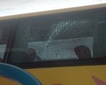 La joven herida viajaba del lado donde impactó la piedra y, por la lesión que presentaba, sospechaban que podía tener una astilla de vidrio en el ojo. La joven herida viajaba del lado donde impactó la piedra y, por la lesión que presentaba, sospechaban que podía tener una astilla de vidrio en el ojo.