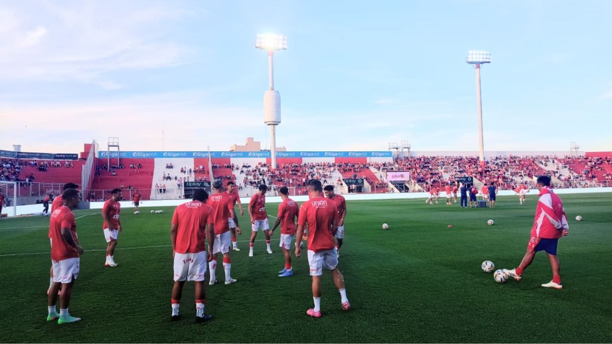 La entrada en calor de los futbolistas de Unión previo al duelo con Defensa.