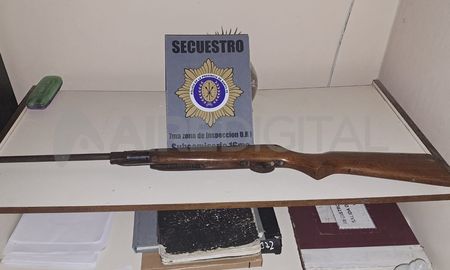 Durante el operativo participaron policías de la Subcomisaría 16 que secuestraron un aire comprimido. Durante el operativo participaron policías de la Subcomisaría 16 que secuestraron un aire comprimido.