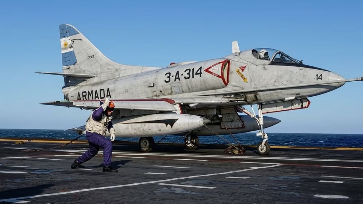 Douglas A-4QSkyhawk 3-A-314 sobre el portaaviones ARA 25 de Mayo.