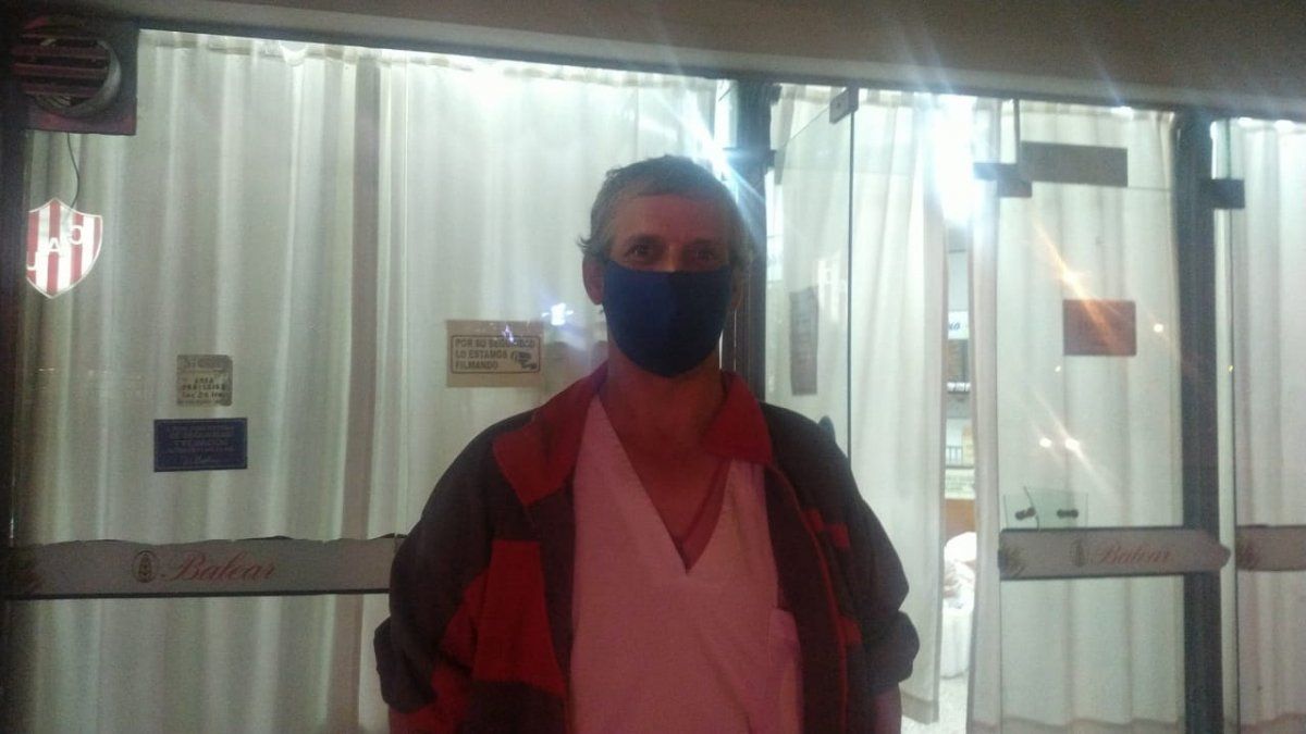 Andrés, empleado encargado de la panadería se acercó al local tras el llamado del personal policial.