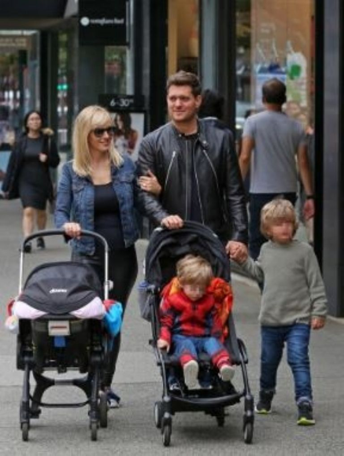 La familia sale a pasear y disfrutar cuando sus compromisos laborales lo permiten.