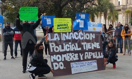 Allegados al policía detenido exigieron el sobreseimiento del agente que es imputado este jueves. Allegados al policía detenido exigieron el sobreseimiento del agente que es imputado este jueves.