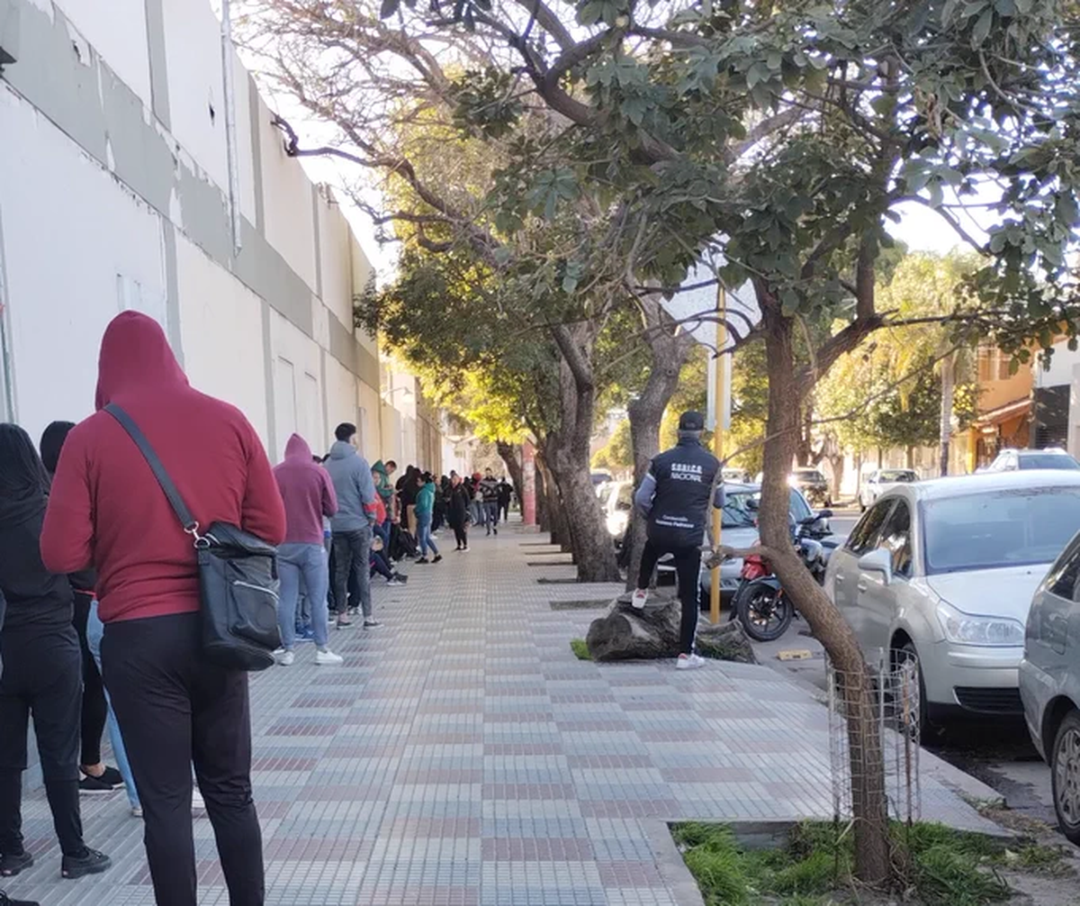 Los hinchas de Institutos esperando poder comprar sus entradas para el partido en Santa Fe. Foto @Gloriosoinstit1. Los hinchas de Institutos esperando poder comprar sus entradas para el partido en Santa Fe. Foto @Gloriosoinstit1.