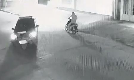 Uno de los ladrones fue sorprendido por la policía pero logró escapar. Uno de los ladrones fue sorprendido por la policía pero logró escapar.