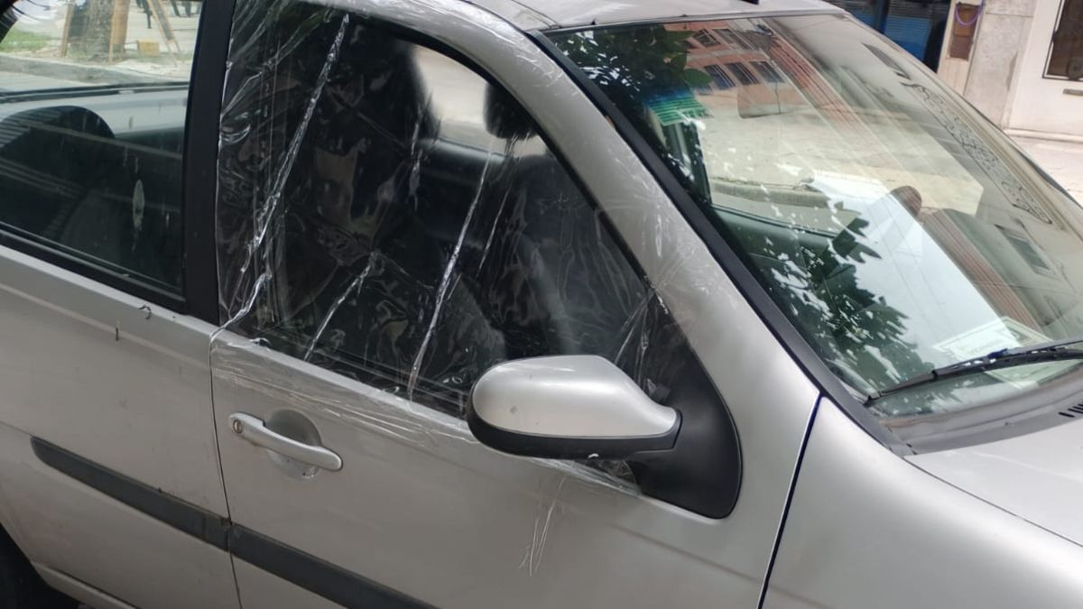 Robo en 9 de Julio y Obispo: el vidrio del auto quedó completamente destrozado.