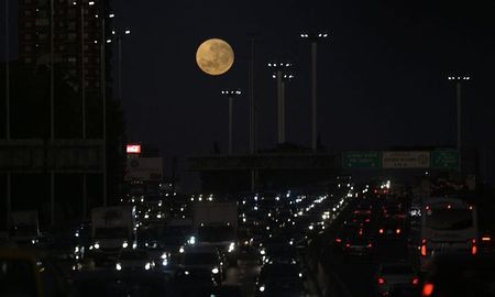 La luna llena se pone en la avenida General Paz de Buenos Aires, el 13 de julio de 2022. La luna llena se pone en la avenida General Paz de Buenos Aires, el 13 de julio de 2022.