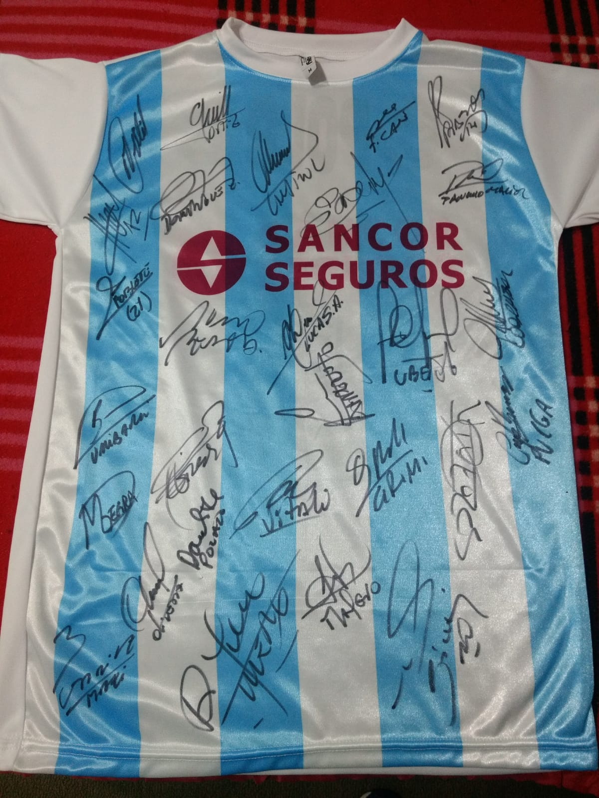 Una de las camisetas de la colección de Daniel Camargo, el fanático de Adrián Bastía.