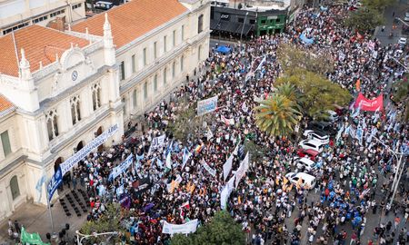 La ciudad de Santa Fe fue sede, junto a otros lugares del país, de la tercera Marcha Federal Universitaria. La ciudad de Santa Fe fue sede, junto a otros lugares del país, de la tercera Marcha Federal Universitaria.
