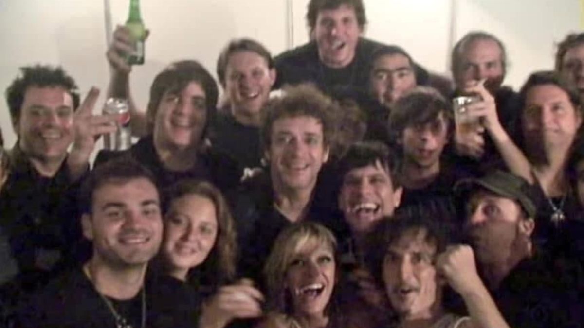 Gustavo Cerati junto a su equipo minutos antes de sufrir el ACV que lo dejó en coma durante cuatro años. Gustavo Cerati junto a su equipo minutos antes de sufrir el ACV que lo dejó en coma durante cuatro años.
