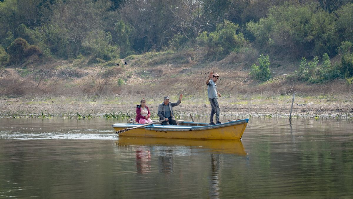 Pescadores en el río Carcarañá. Allí abundan los peces de agua dulce: surubí, sábalo, dorado, patí, moncholos y bagres.