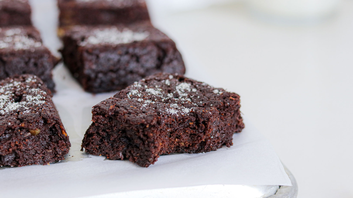 Cómo hacer brownies de manzana sin harina con pocos ingredientes: la receta infalible para sorprender a la familia