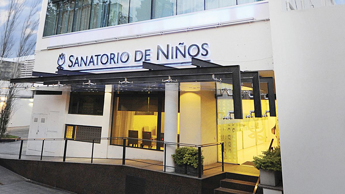 Los allanamientos se realizaron en la sala de neonatología del Sanatorio de Niños de Rosario.