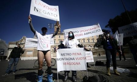 La lencería se convirtió en un símbolo de las protestas de los comerciantes italianos, pues la ropa interior está considerada un artículo esencial y las tiendas que los venden pueden seguir abiertas durante el confinamiento. La lencería se convirtió en un símbolo de las protestas de los comerciantes italianos, pues la ropa interior está considerada un artículo esencial y las tiendas que los venden pueden seguir abiertas durante el confinamiento.