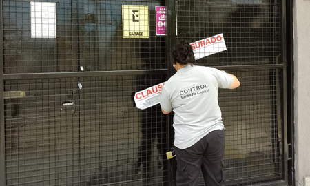 El jueves personal de la Dirección de Control del municipio clausuró una agencia de autos en Estanislao Zeballos 3.500 por falta de habilitación. El jueves personal de la Dirección de Control del municipio clausuró una agencia de autos en Estanislao Zeballos 3.500 por falta de habilitación.