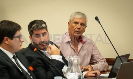 El acusado por el femicidio de Marcela Maydana junto a sus abogados defensores durante el juicio oral y público. El acusado por el femicidio de Marcela Maydana junto a sus abogados defensores durante el juicio oral y público.