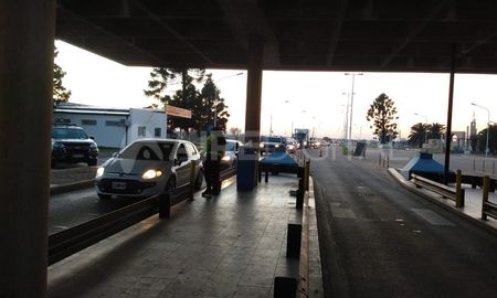 Se formaron largas filas en el ingreso al Túnel Subfluvial desde el lado de Paraná. Se formaron largas filas en el ingreso al Túnel Subfluvial desde el lado de Paraná.