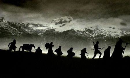 La primera entrega de la trilogía, “La comunidad del anillo”, se estrenó en 2002 y acumuló un millón y medio de espectadores en los cines; mientras que al año siguiente, la segunda entrega, “Las dos torres”, logró 1.6 millones de espectadores en salas locales y la última entrega llegó casi a los dos millones. La primera entrega de la trilogía, “La comunidad del anillo”, se estrenó en 2002 y acumuló un millón y medio de espectadores en los cines; mientras que al año siguiente, la segunda entrega, “Las dos torres”, logró 1.6 millones de espectadores en salas locales y la última entrega llegó casi a los dos millones.