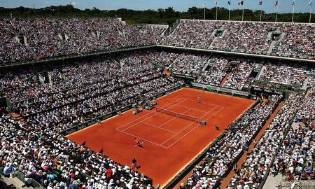 Roland Garros, que debía jugarse en mayo en París, fue pospuesto este martes para septiembre debido a la pandemia de coronavirus. Roland Garros, que debía jugarse en mayo en París, fue pospuesto este martes para septiembre debido a la pandemia de coronavirus.