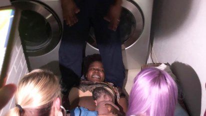 Mientras un potente tornado destruía Dallas, una mujer tenía a su bebé en una lavandería a la luz de las velas