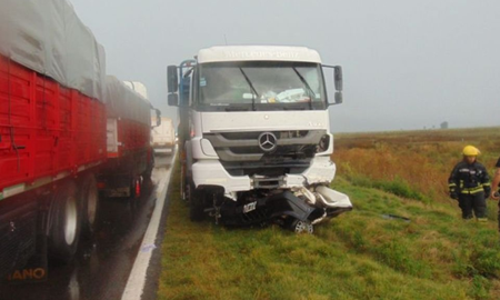 El camión quedó en la banquina tras el choque. El camión quedó en la banquina tras el choque.