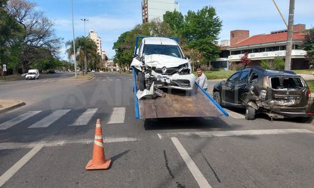 Por motivos que se investigan, en el amanecer de este domingo un Renault Sandero chocó a un Renault Duster estacionado en avenida Almirante Brown. Por motivos que se investigan, en el amanecer de este domingo un Renault Sandero chocó a un Renault Duster estacionado en avenida Almirante Brown.