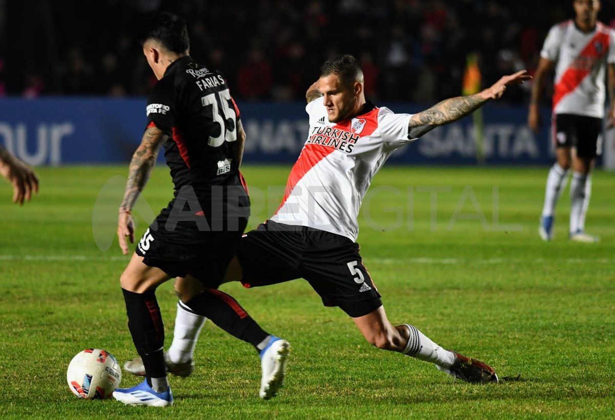 Facundo Farías, de Colón, encara ante la marca de Bruno Zuculini.