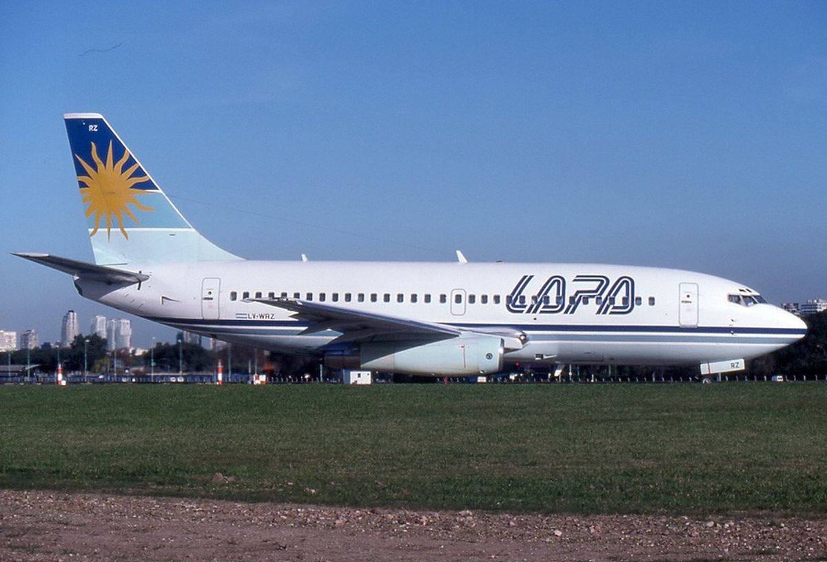 Este era el Boeing 737-204C de LAPA, matrícula LV-WRZ, que se estrelló el martes 31 de agosto de 1999, y cuyo destino era la ciudad de Córdoba. Con una antigüedad de 29 años, al momento del siniestro contaba con 67.864 horas de vuelo y 41.851 ciclos de despegue-aterrizaje.
