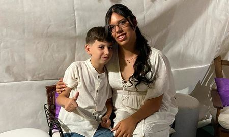 En la foto, Romina y su hijo Mateo. La familia de Pompeya vuelve a decir presente en la campaña Regalá una Nochebuena e invita a los vecinos a sumarse al esfuerzo. En la foto, Romina y su hijo Mateo. La familia de Pompeya vuelve a decir presente en la campaña Regalá una Nochebuena e invita a los vecinos a sumarse al esfuerzo.