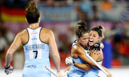 El equipo argentino dirigido por Fernando Ferrara buscará su tercer titulo mundial luego de haber ganado en Perth 2002 y en Rosario 2010. Argentina accedió a la final tras derrotar ayer en la semifinal por penales a Alemania luego del empate 2 a 2. El equipo argentino dirigido por Fernando Ferrara buscará su tercer titulo mundial luego de haber ganado en Perth 2002 y en Rosario 2010. Argentina accedió a la final tras derrotar ayer en la semifinal por penales a Alemania luego del empate 2 a 2.
