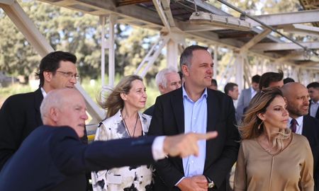 Junto a Manuel Adorni y otros funcionarios, Karina Milei y Romina Diez participaron de la inauguración de la nueva planta de Dreyfus en Santa Fe. Junto a Manuel Adorni y otros funcionarios, Karina Milei y Romina Diez participaron de la inauguración de la nueva planta de Dreyfus en Santa Fe.