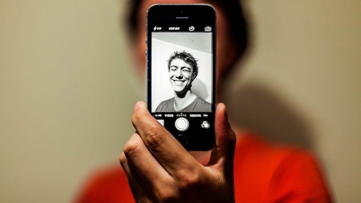 iPhone: el increíble truco para tomar selfies sin manos