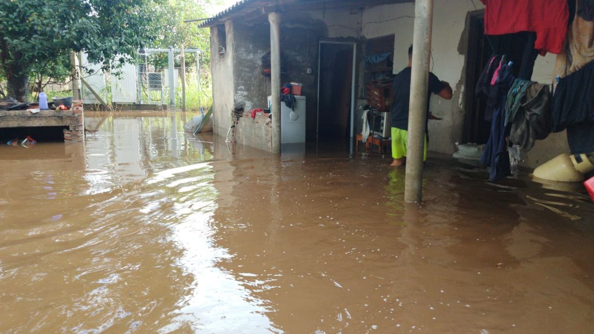 El móvil de Aire de Santa Fe llegó hasta la localidad de Arocena, donde la gran cantidad de agua caída anegó caminos e inundó viviendas.