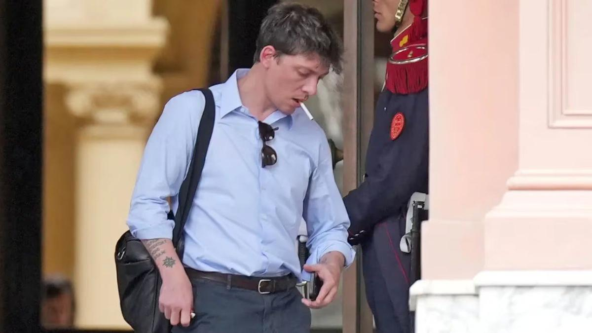 El insólito significado detrás del prendedor que utiliza Santiago Caputo en la Casa Rosada