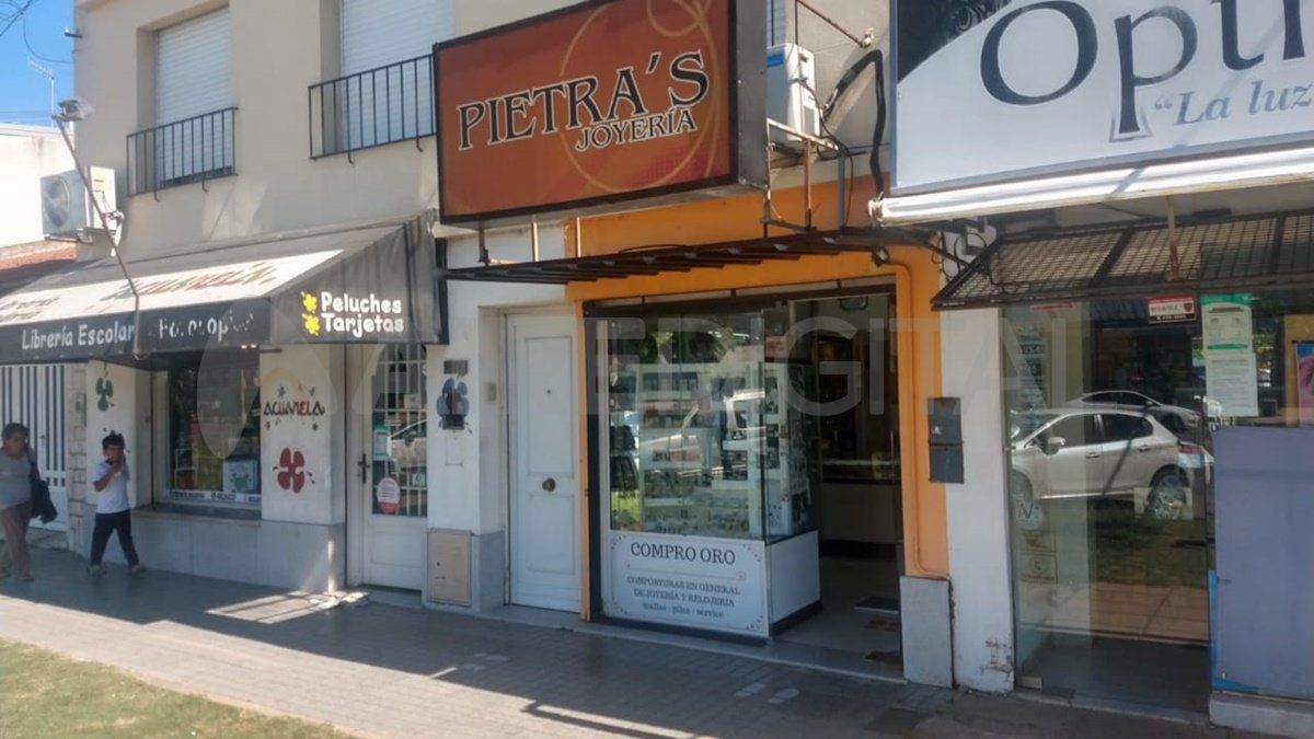 El ladrón aprovechó cuando un cliente se retiraba para poder ingresar