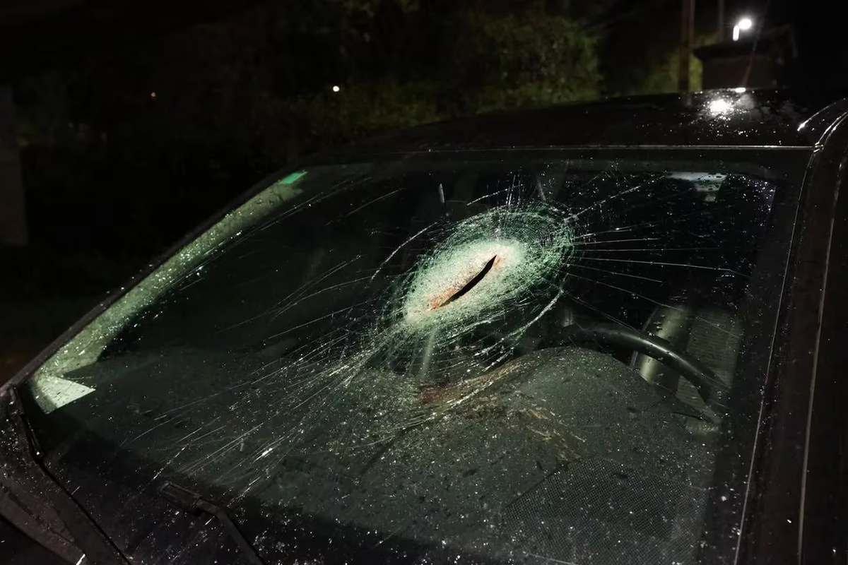 El joven decapitó a su padre y usó su cabeza como pelota. El joven decapitó a su padre y usó su cabeza como pelota.